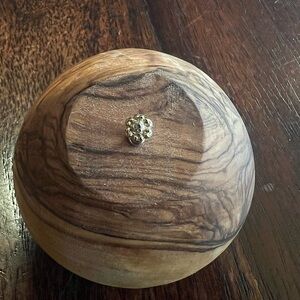 BVLA 14 karat gold flower stud